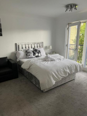 Elegant 3-Bedroom Apt with En suite and Shared Amenities with Free WI-FI